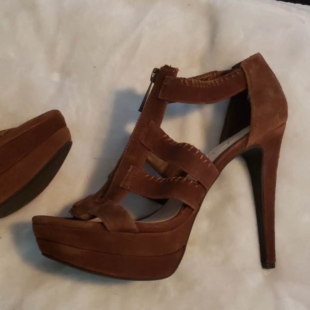 Heels - Picture 4 of 4